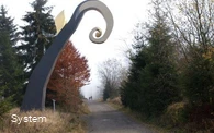 Skulptur Der Krummstab von Heinirch Brummack des WaldSkulpturenWegs Sauerland Wittgenstein