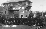 Vor dem 1923 errichteten Befehlsstellwerk „K“ (später „Kf“) um 1926. Das sog. Reiterstellwerk steht unter Denkmalschutz.