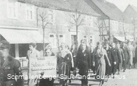 Mitarbeiterinnen des Betriebs S. Stern nehmen noch Mitte der 1930er Jahre an einer NS-Parade teil.