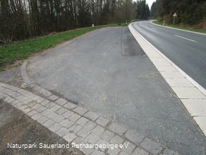 Unweit der Grenze zum Kreis Olpe liegt der Wanderparkplatz Oberforstmeister-Sorg-Weg