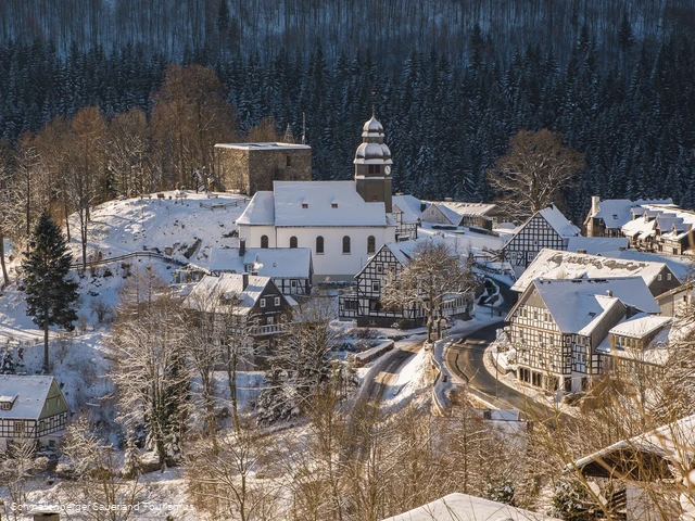 Panoramablick auf die Ortsmitte von Nordenau im Winter