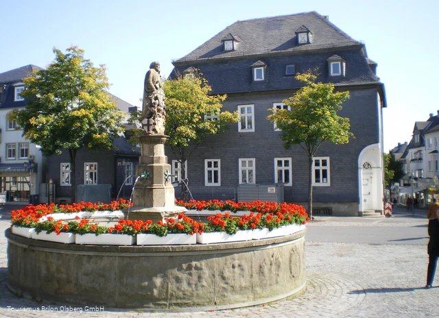 Petrusbrunnen und Museum Haus Hövener