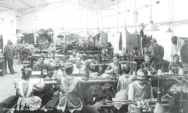 Stricksaal bei Veltins & Wiethoff in den frühen 1930er Jahren: Das Anfußen und Konfektionieren der Strümpfe war fast ausschließlich Frauenarbeit.