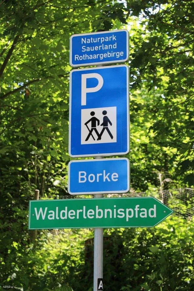 Verkehrszeichen zum Wanderparkplatz Borke