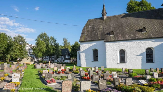 Kirche mit Friedhof in Lenne
